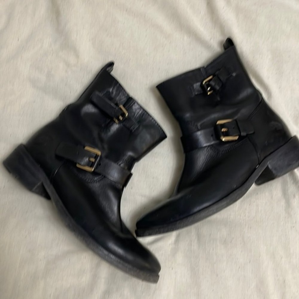 Tory Burch women’s Bennie Buckle Leather pull on Ankle Boots size 7,5
